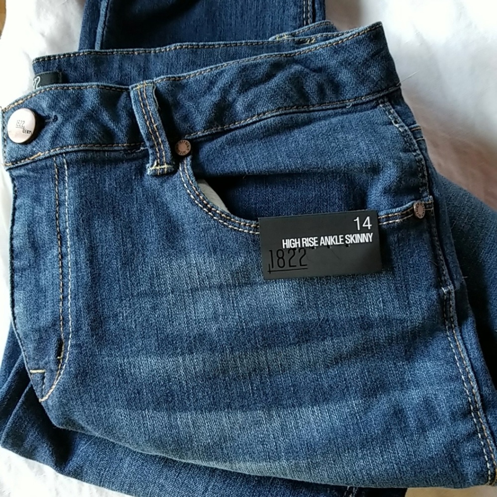 1822 High Rise Ankle Skinny Jean